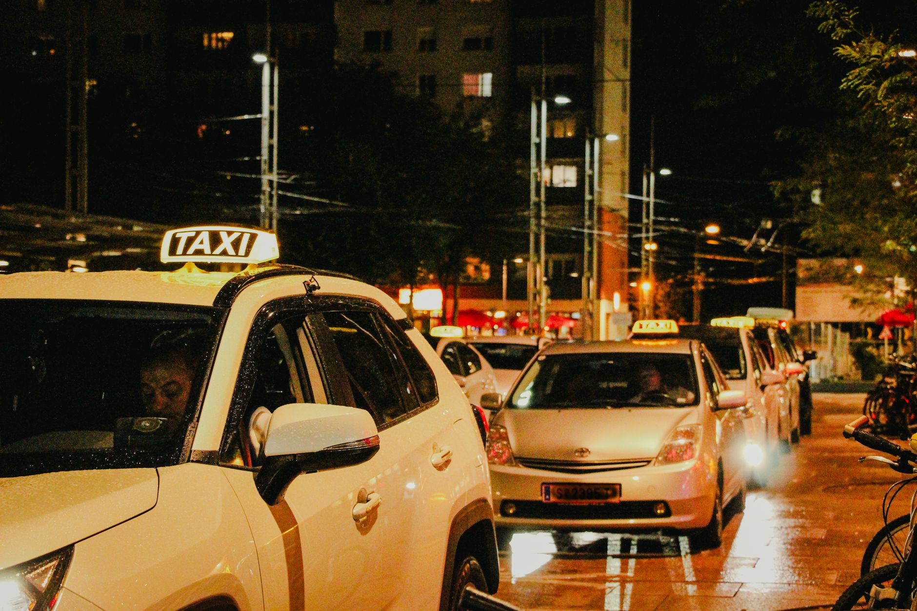 Taxi Düsseldorf: Was die Fahrt kostet und wo der 25-Euro-Festpreis gilt